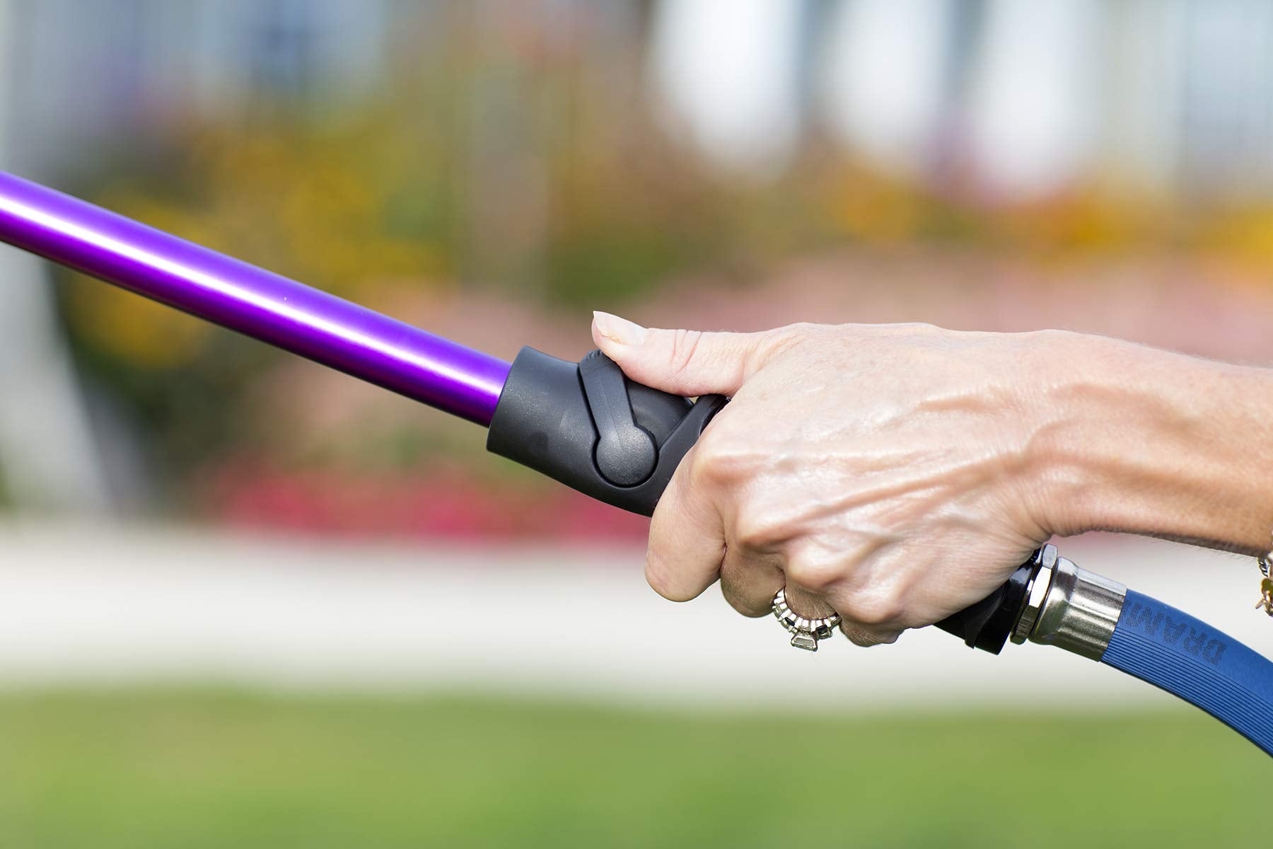 Dramm One Touch Rain Wand Lightweight Aluminum construction for effortless handling.