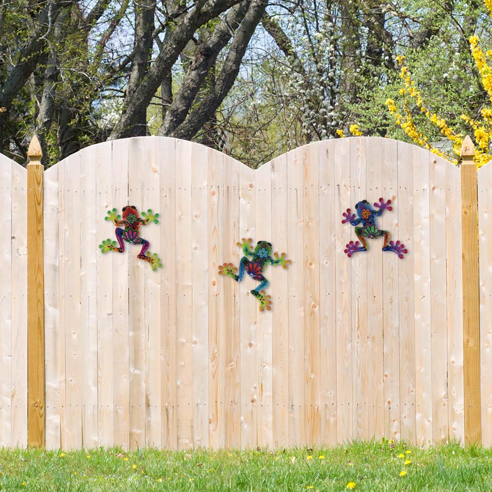 Dreamskip frog wall art back hook enables easy installation on fences.