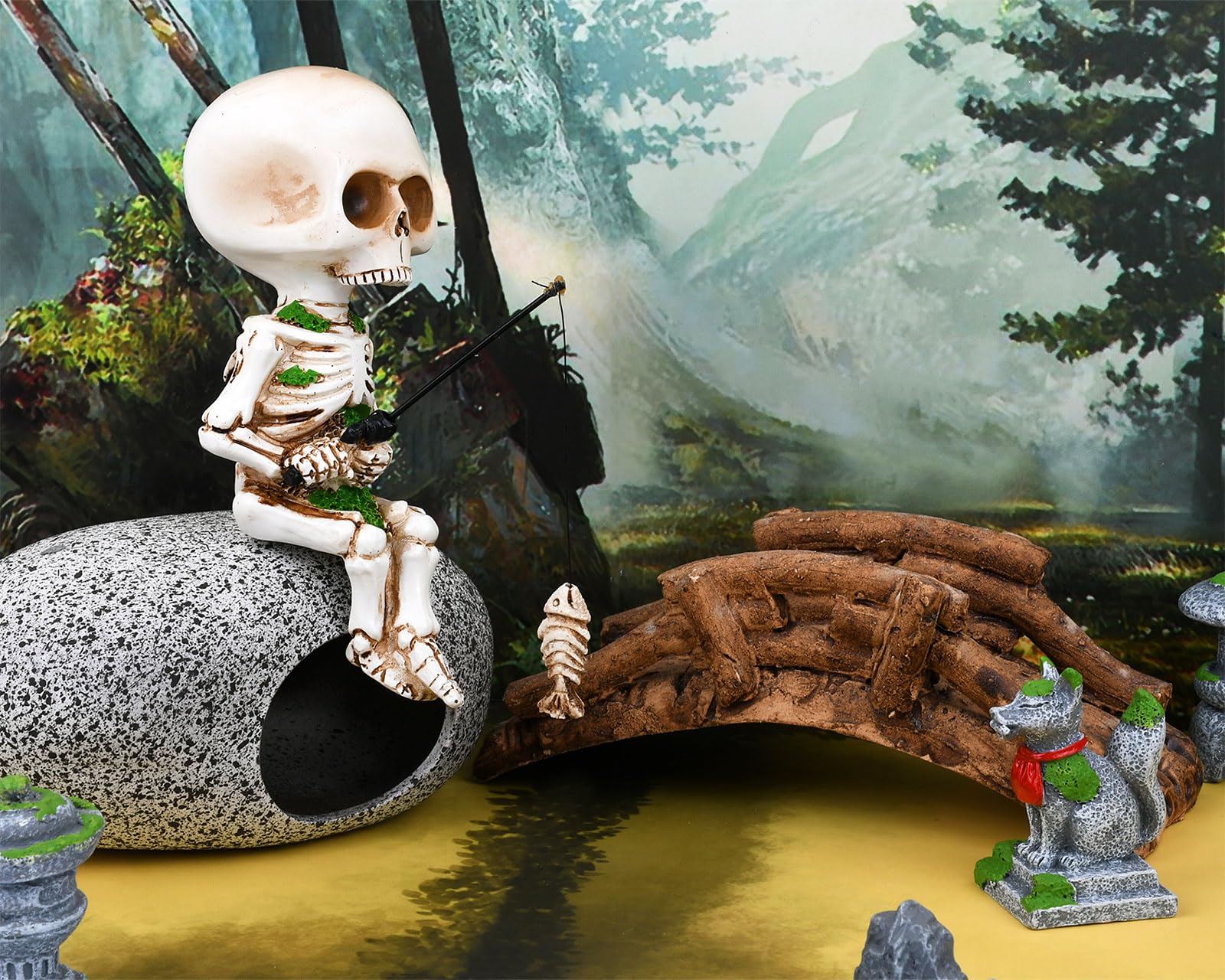 DS. DISTINCTIVE STYLE mini skull figurine adds spooky whimsy to garden borders.