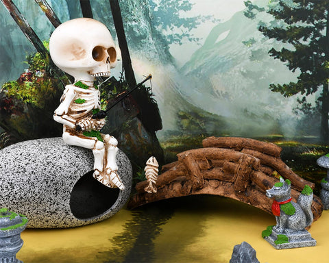 DS. DISTINCTIVE STYLE mini skull figurine adds spooky whimsy to garden borders.