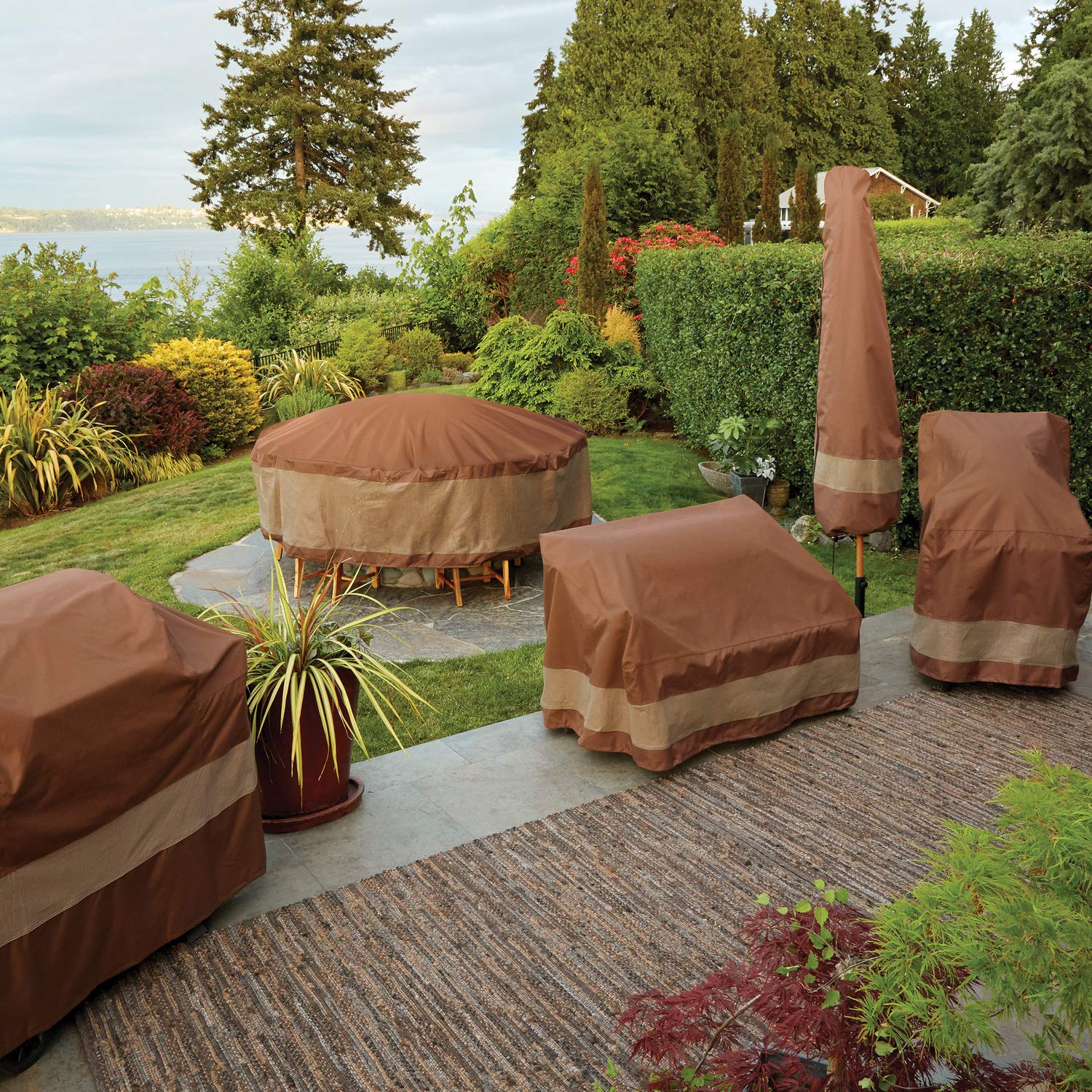 Duck Covers adjustable cord lock and click-close buckles ensure secure placement.