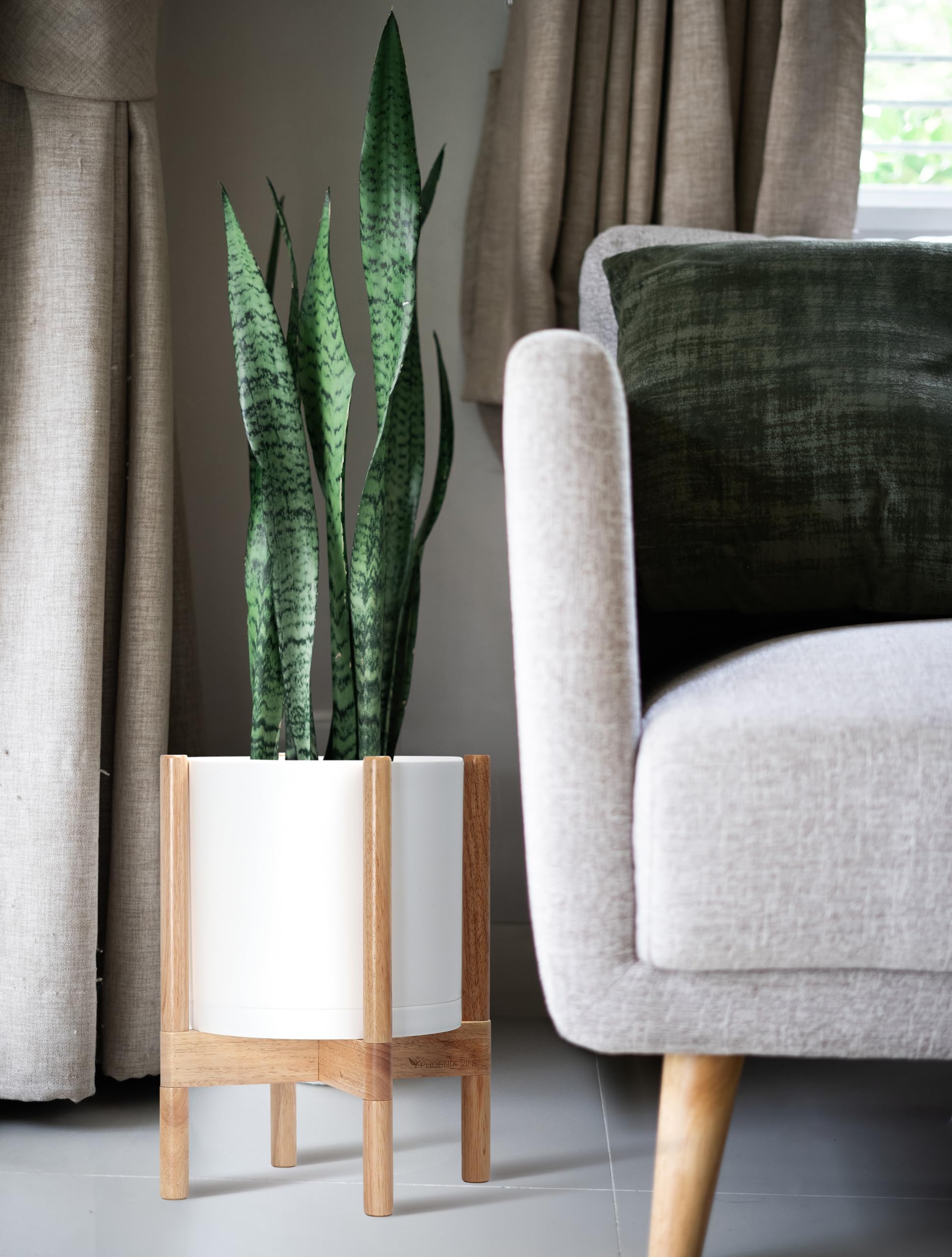 D'vine Dev close-up shows matte white finish and thick-walled plastic of the planter.