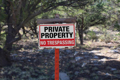Dxyizus UV-printed weatherproof sign stays legible in sun and rain.