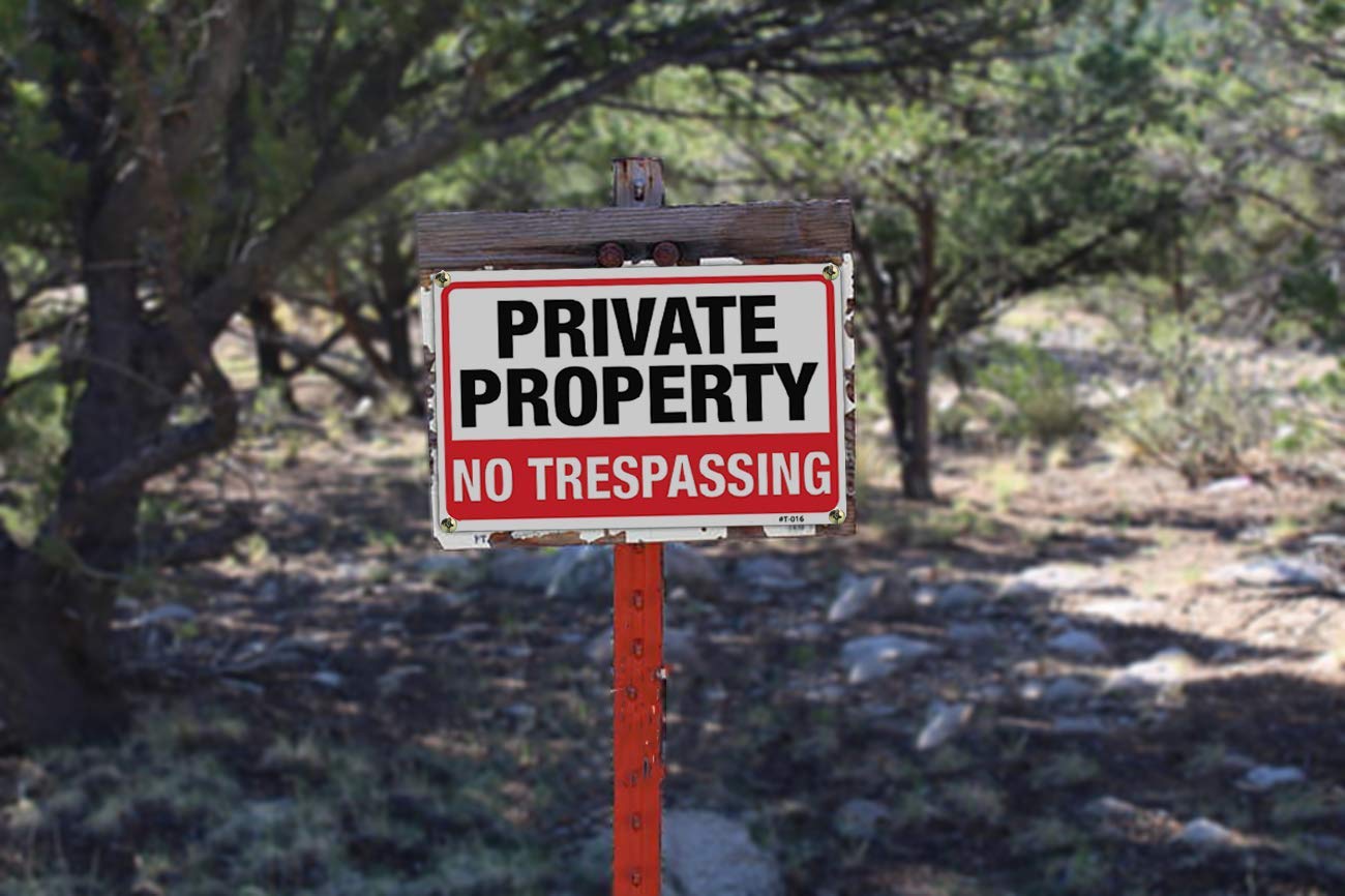 Dxyizus Signs four pre-drilled holes enable quick mounting on fences.