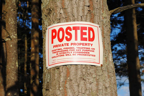 Dxyizus Signs indoor-outdoor use sign suitable for fences, walls, and gates.