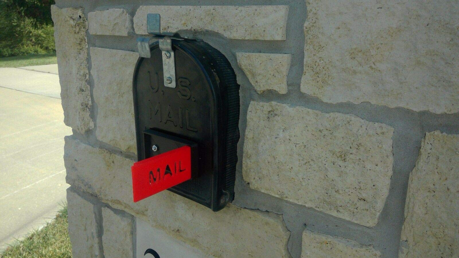 Earthtec red flag on mailbox enhances signaling for deliveries