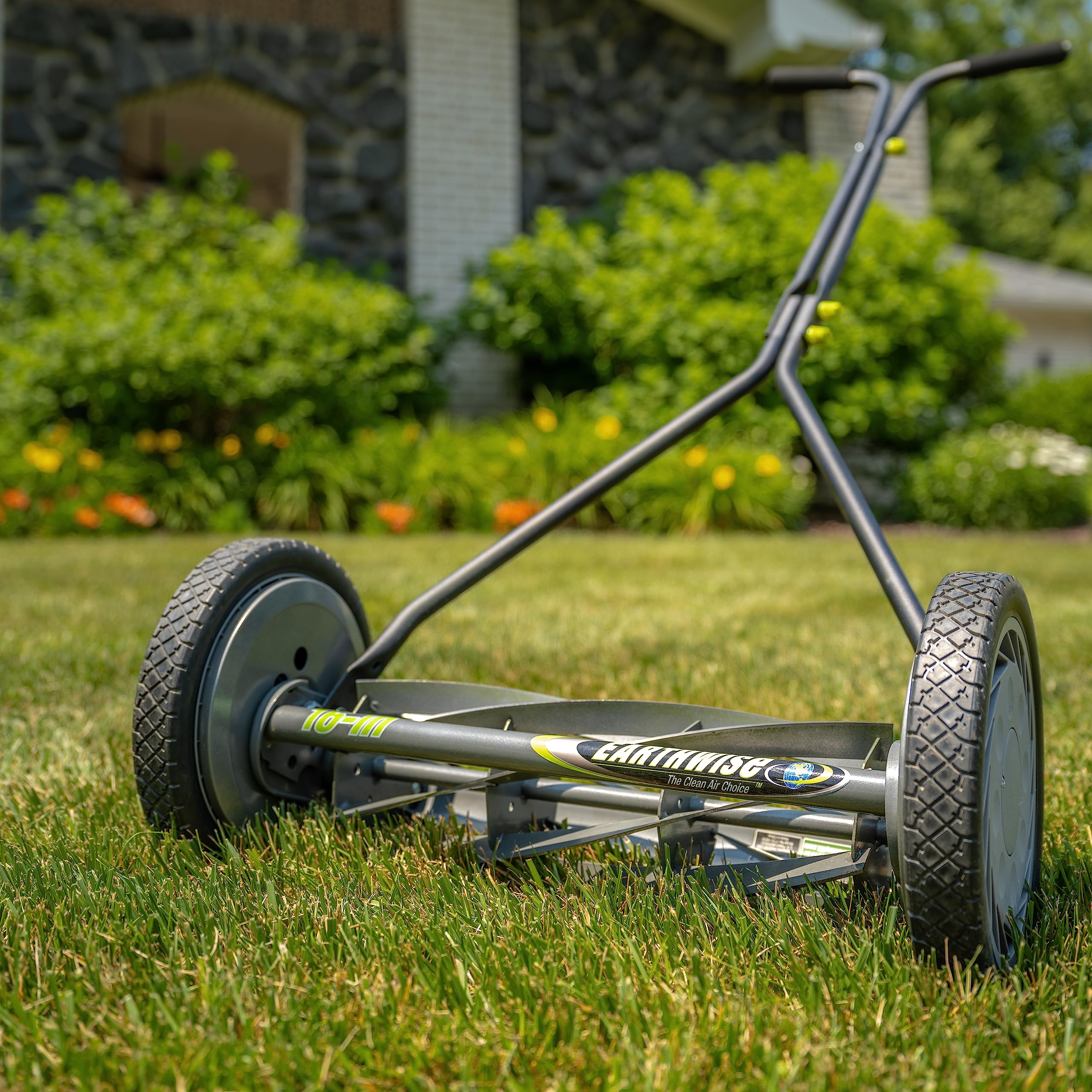 Earthwise 1715-16EW bent-grass compatibility image shows versatile lawn types.