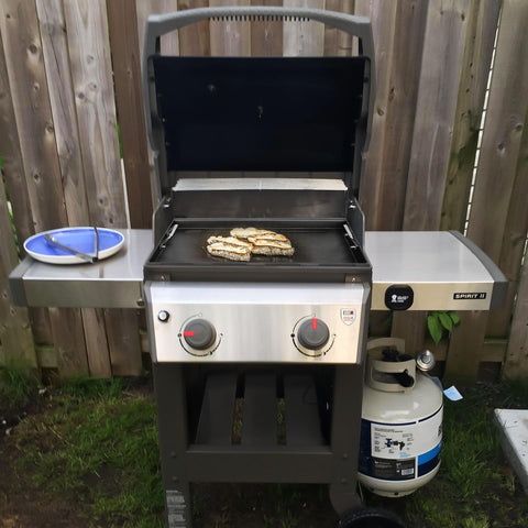 Large 17.4 x 19.6 inch cooking area for steaks and vegetables