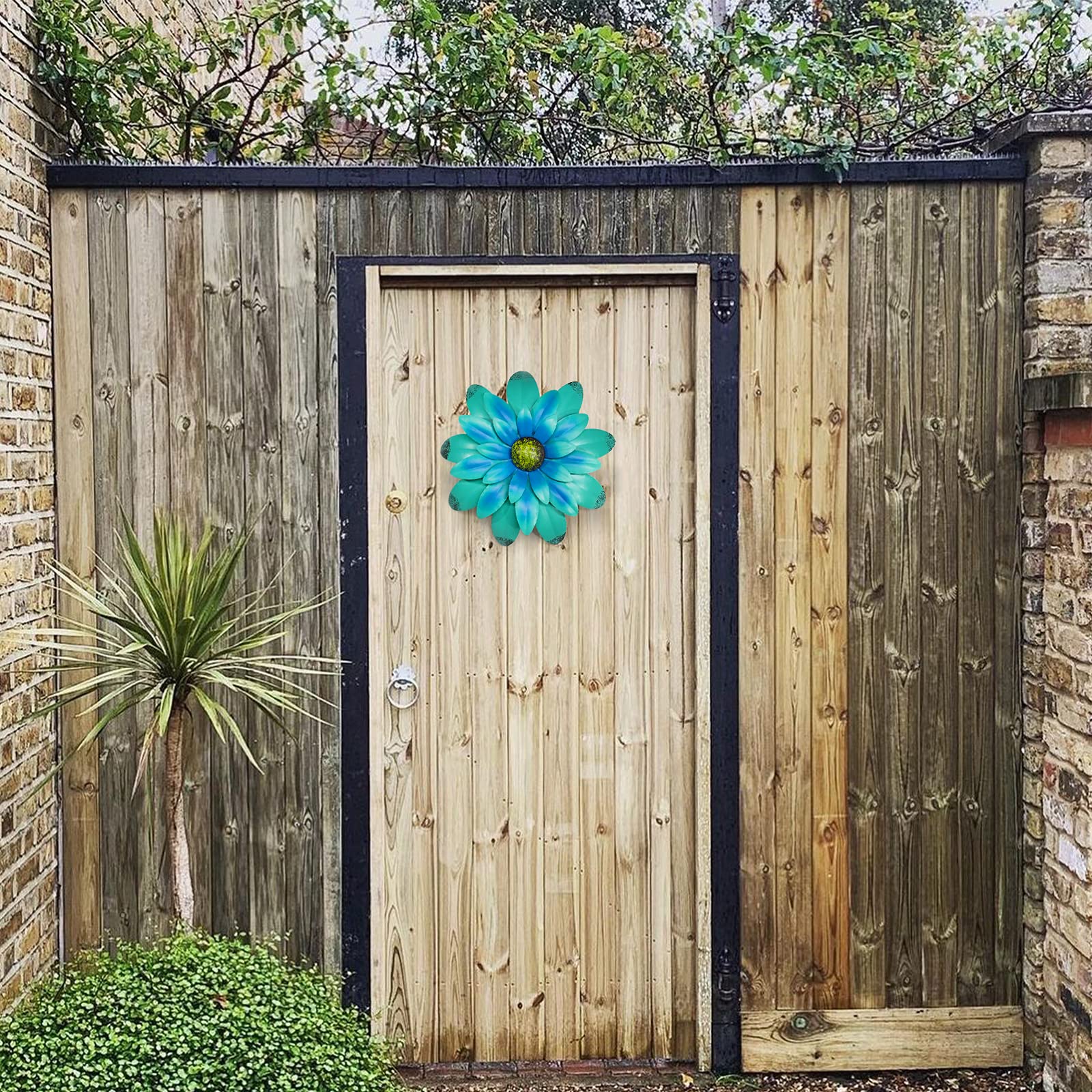 EASICUTI bright blue flower wall decor supports easy hanging.