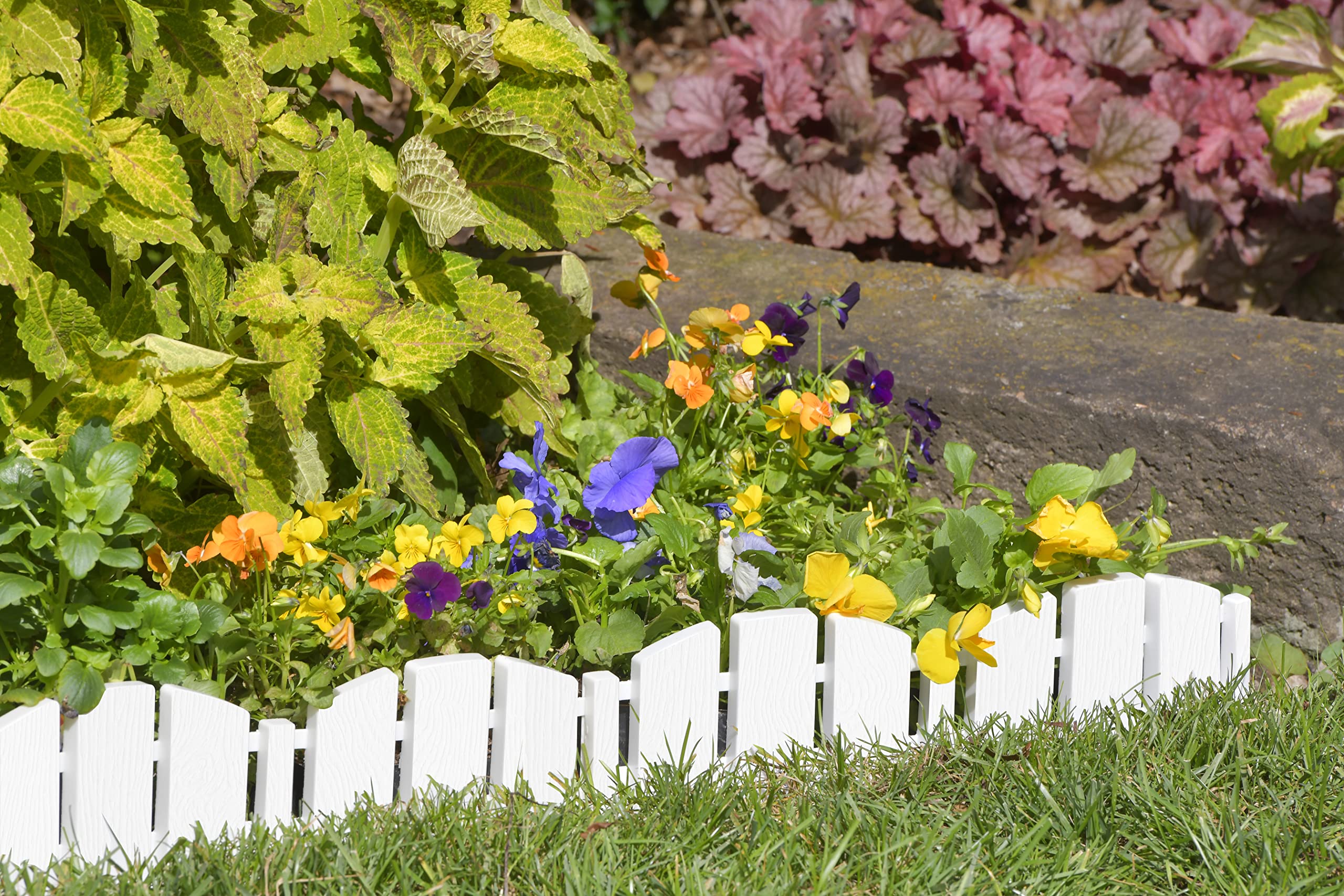 EasyFlex No-Dig edging curves and straight sections for versatility.