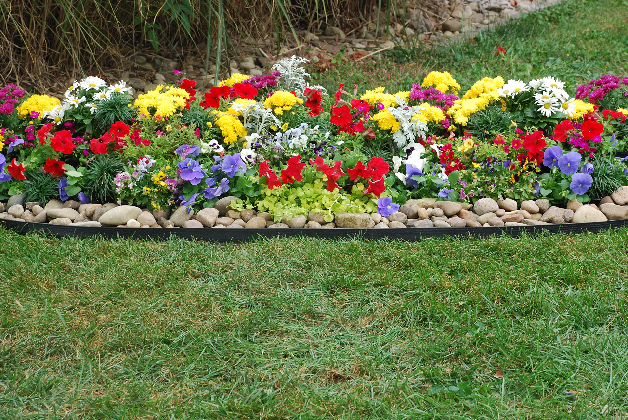 EasyFlex curved-edge design enables smooth garden bed transitions