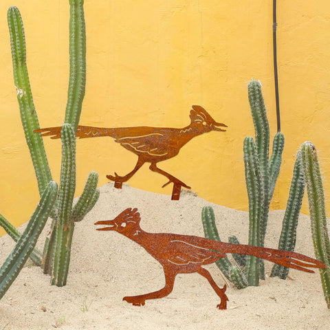 Ecqizer two-piece roadrunner set enhances garden borders with detail.