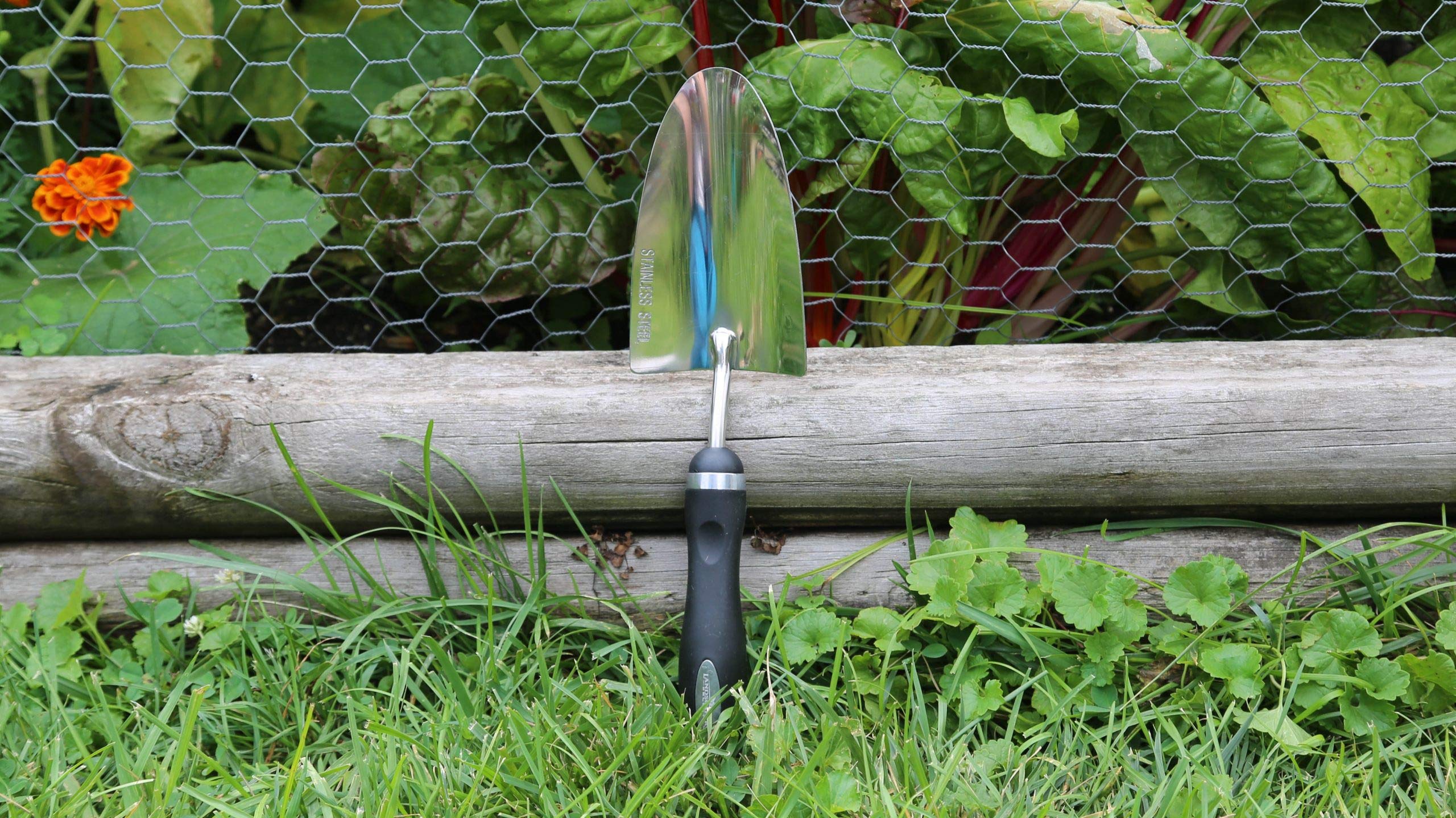 Edward Tools Bend-Proof Garden Trowel ergonomic handle reduces hand fatigue.