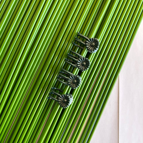EESC2Y orchid clips help single-stem plants stay guided toward light