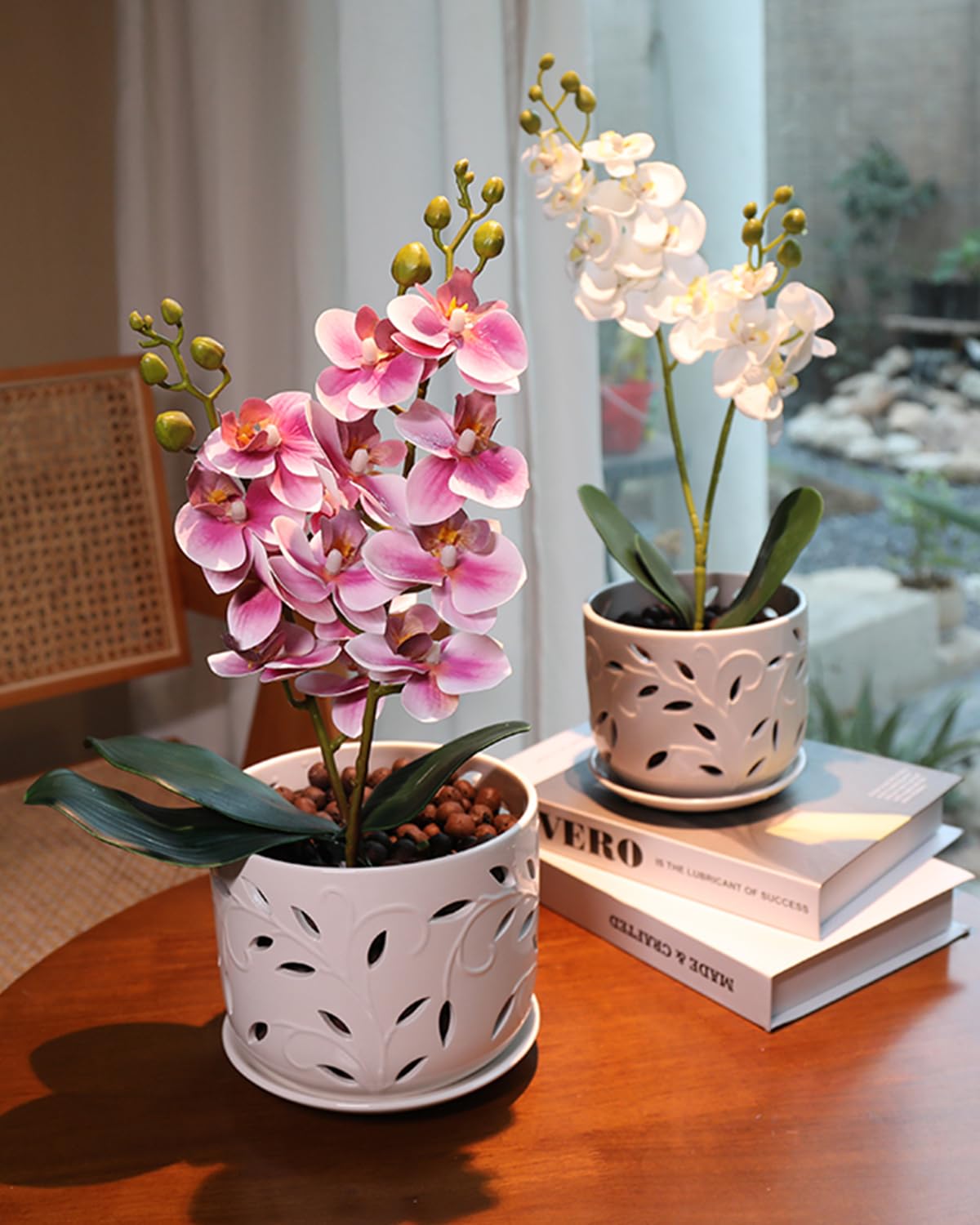 EFISPSS indoor/outdoor use pot withstands sun and weather.