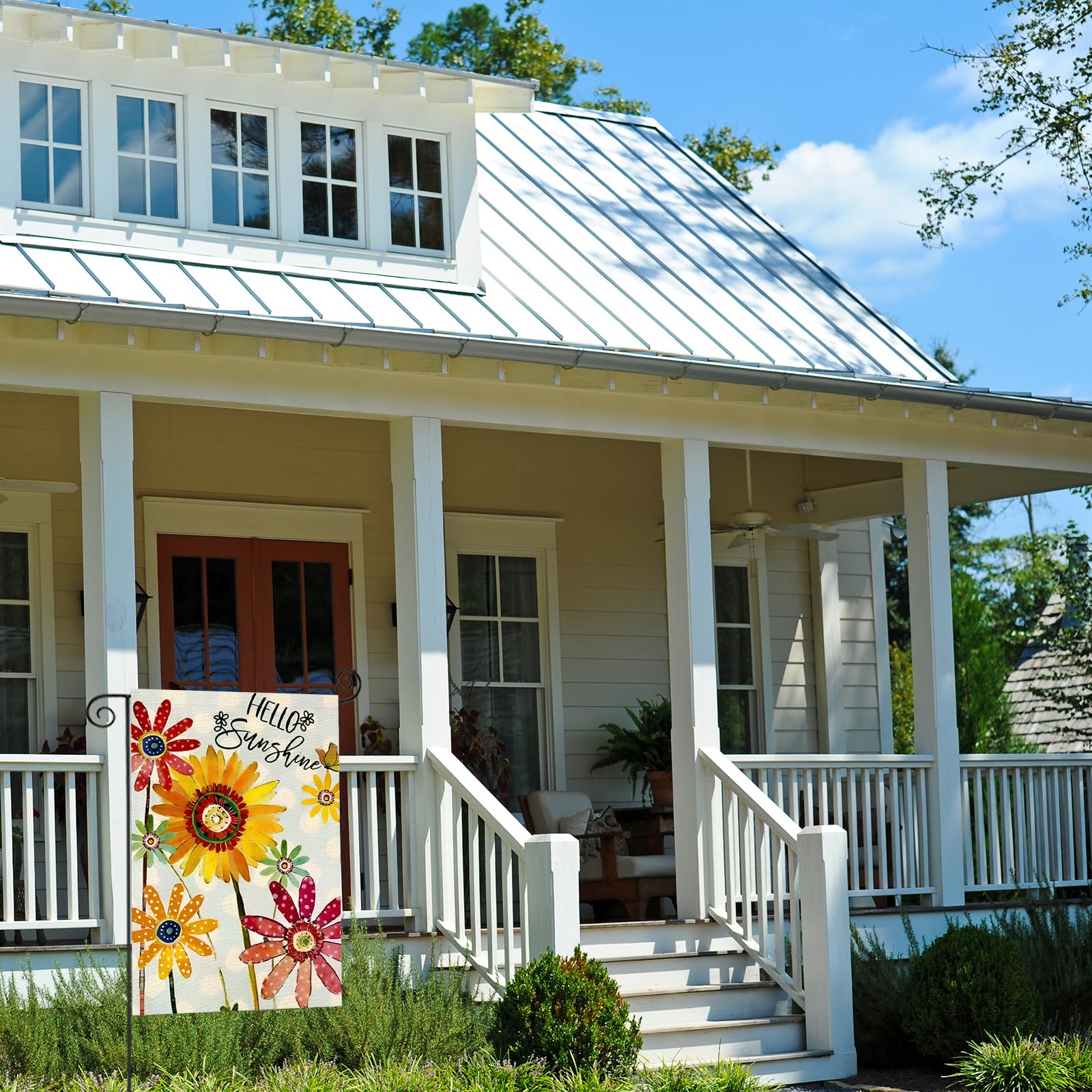 EKOREST weather-resistant burlap flag withstands sun and rain.