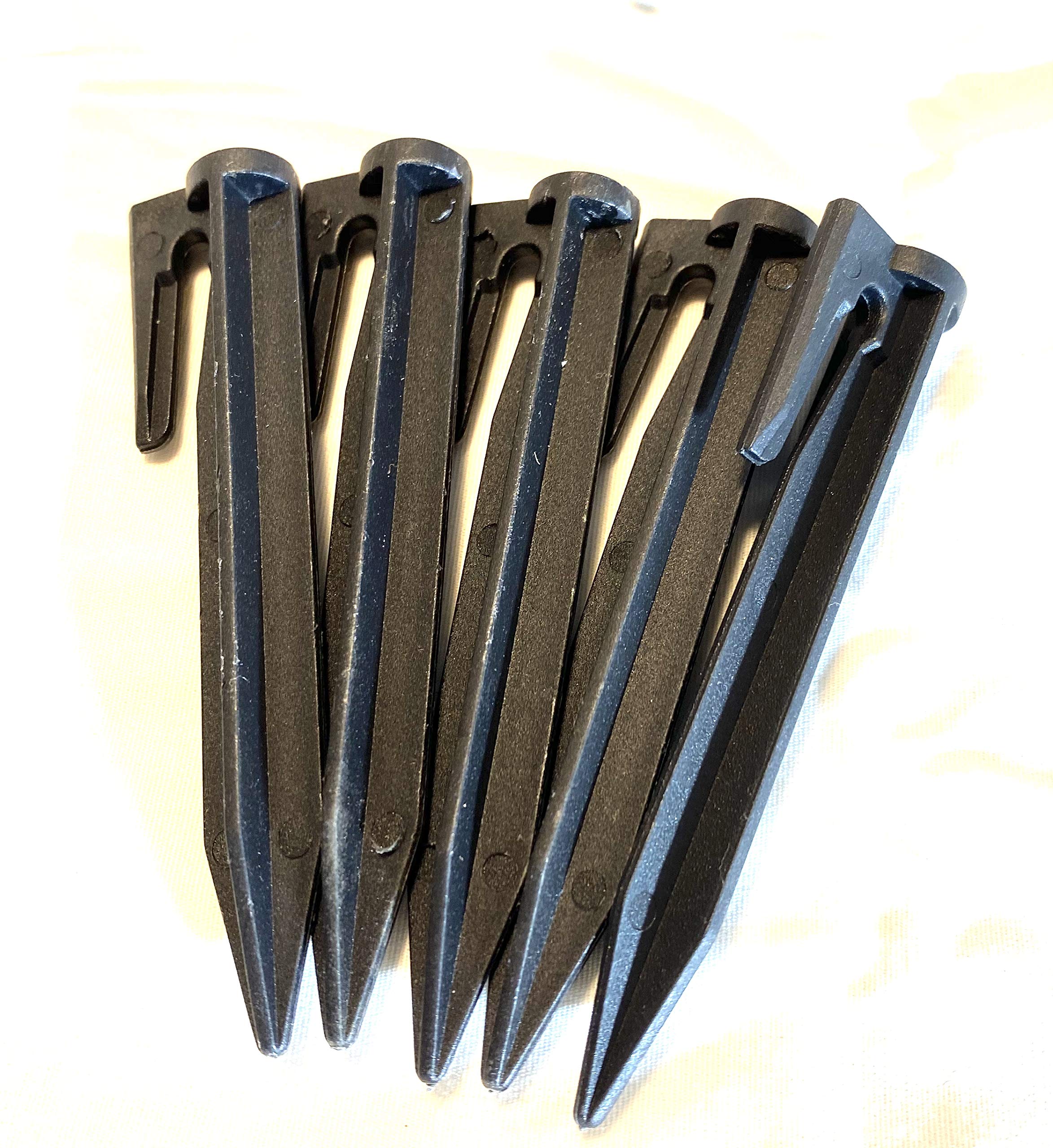 EMBergSupply installation-friendly stakes fit 14–22 gauge wires.