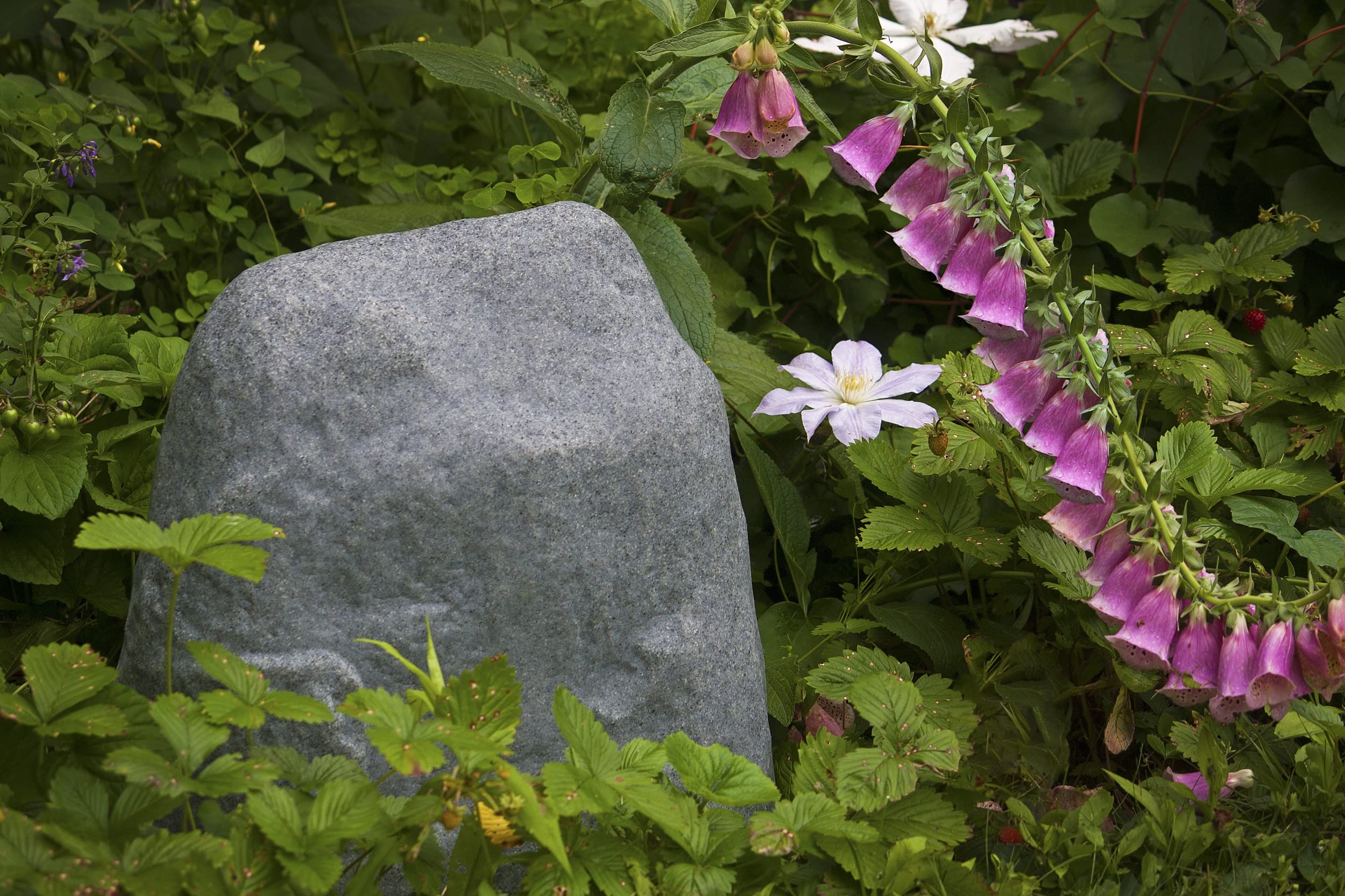 Emsco 2187 landscape rock lightweight design enables quick setup in yards.