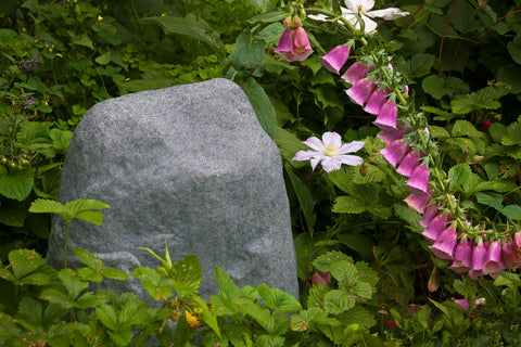Emsco 2187 landscape rock lightweight design enables quick setup in yards.