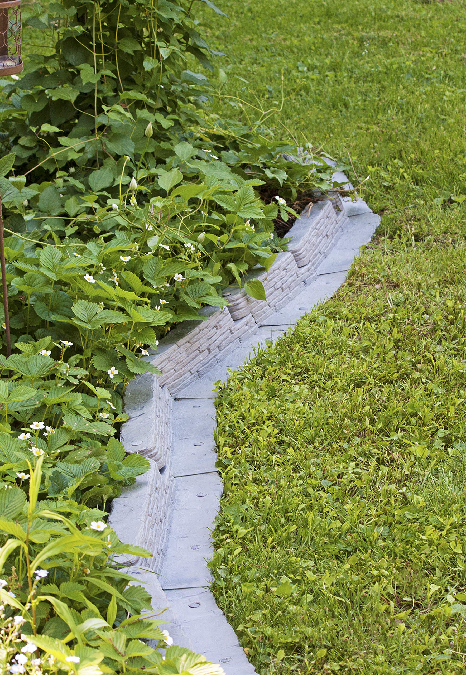 Emsco Bedrocks curved-border design demonstrates flexible landscape shaping