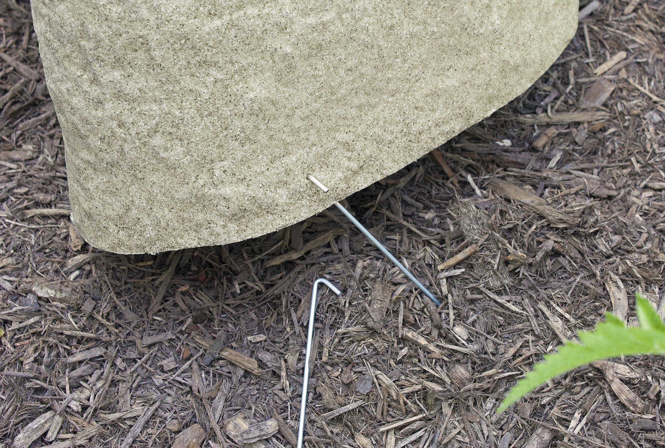 EMSCO Group 8282-1 yard scene with rock integrated into lawn