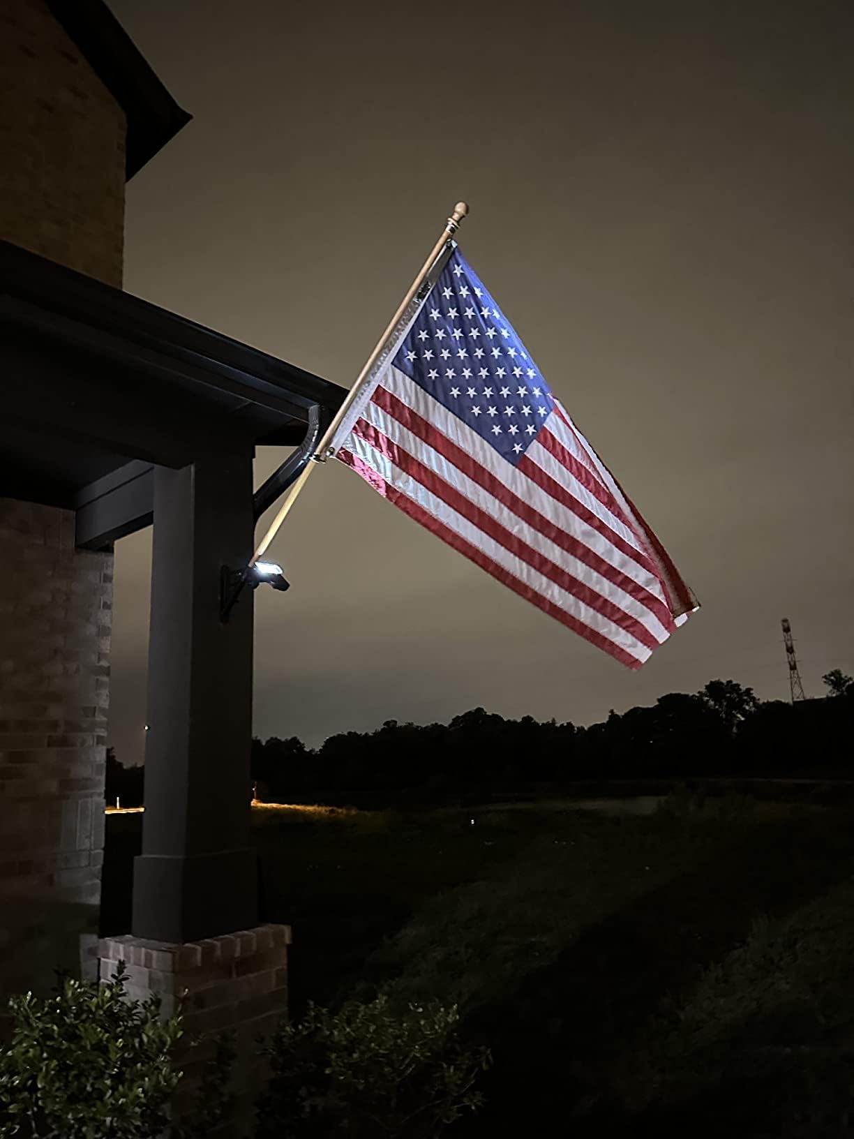 Enrybia IP65 waterproof design keeps flag visible during rain
