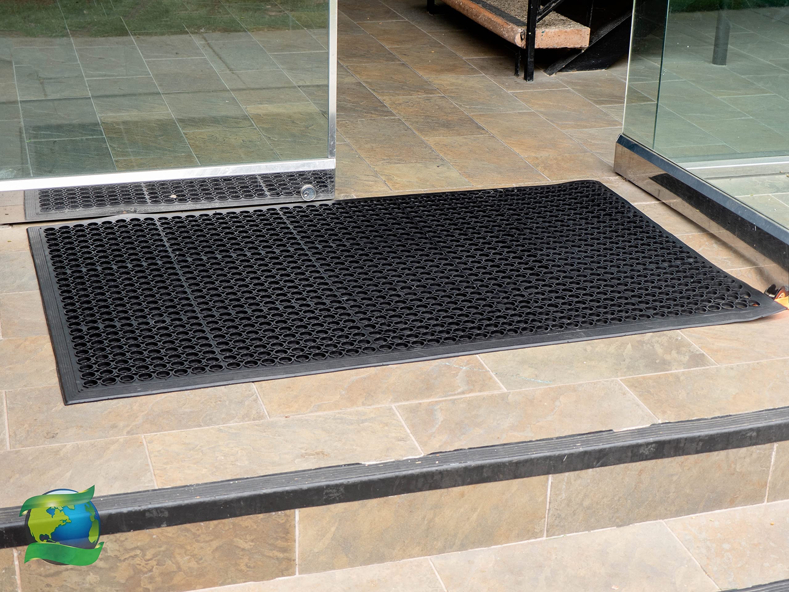 Envelor easy-clean rubber mat designed for quick maintenance.