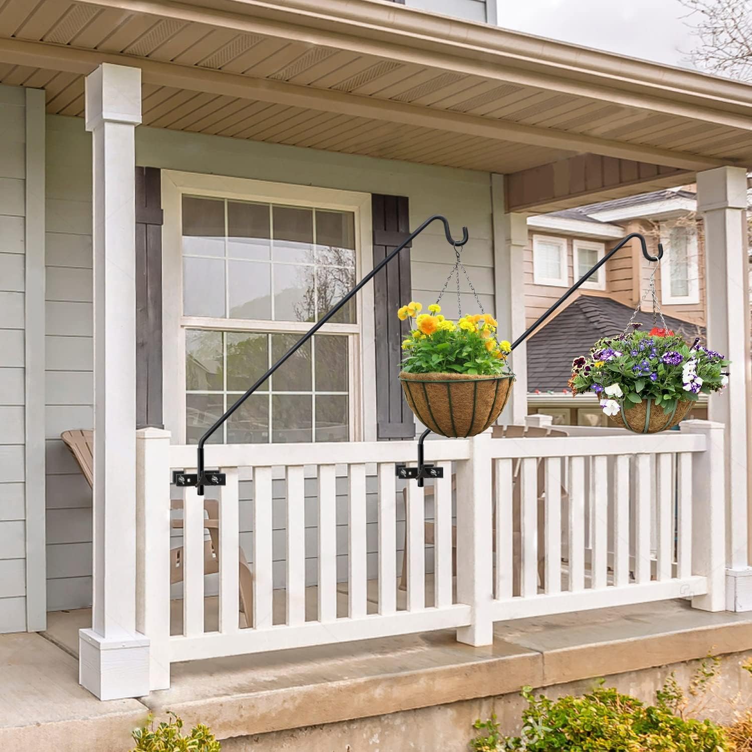 ERYTLLY 360-degree rotary hook enables easy repositioning for feeder access.