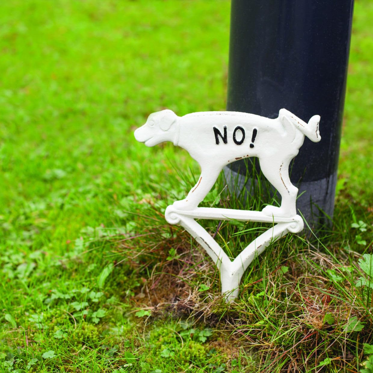 Esschert Design HB16 dog sign stake detail highlights sturdy iron construction.
