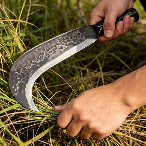 ETZOOEUU billhook design blends cutting and pruning in one tool.