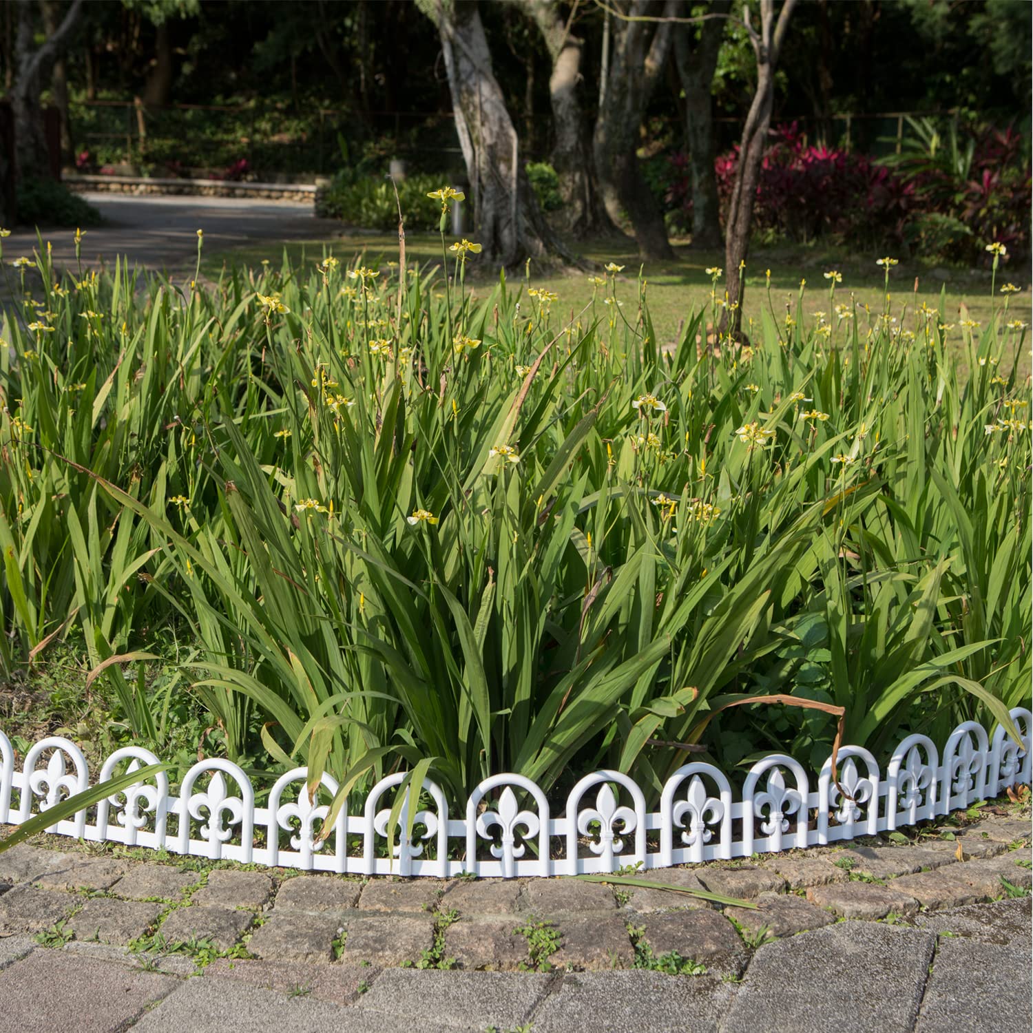 Evelyne 15-piece set assembled for continuous lawn boundary.