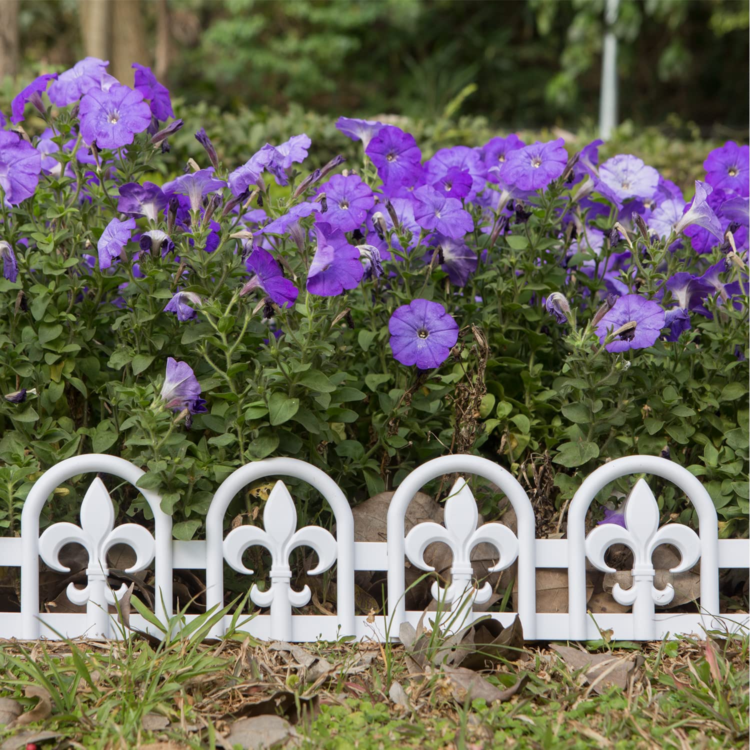 Evelyne border panel ground spikes show secure anchoring.