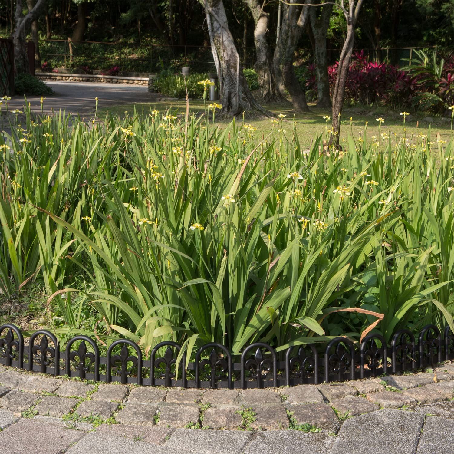 Evelyne installation steps illustrate fast setup with spikes and panels.