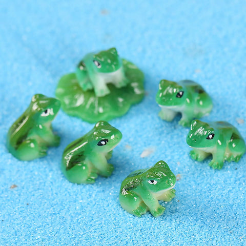 Resin frog statue ideal for dollhouses and DIY terrarium scenes.