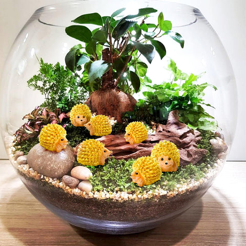 Exasinine hedgehog figurine set to enrich miniature landscapes