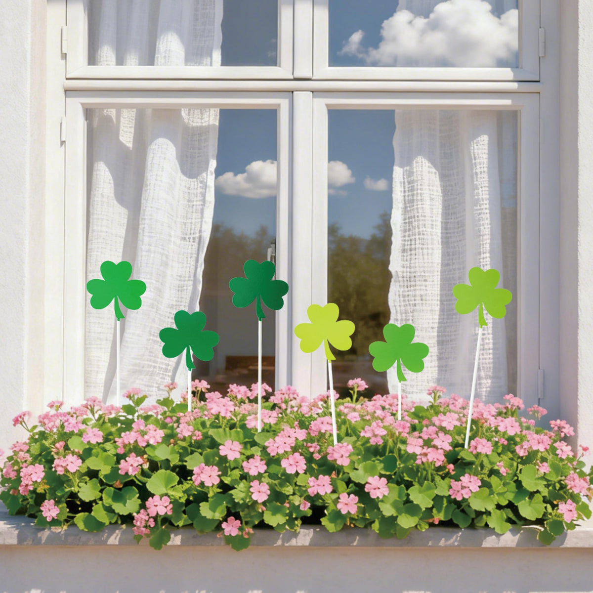 EYxsaxenk shamrock stake with green gradient for festive outdoor decor.