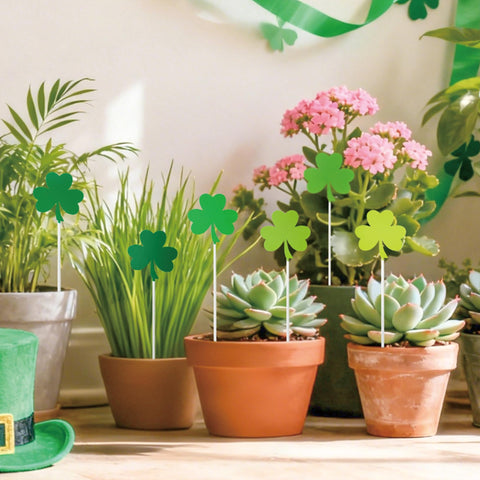 EYxsaxenk shamrock stake ready to insert into soil or pots.