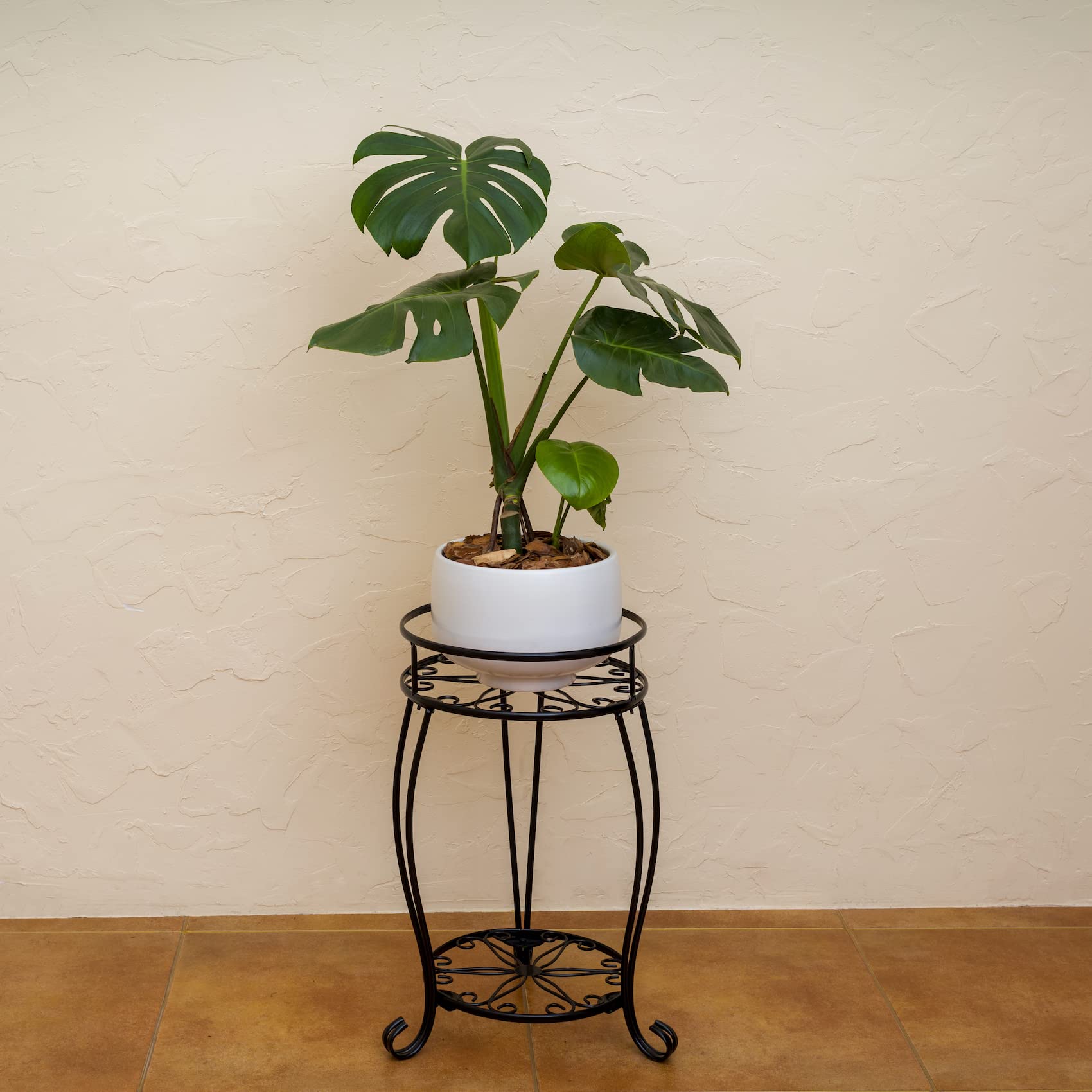 FaithLand sturdy triangular-frame design provides stable support for heavy pots.
