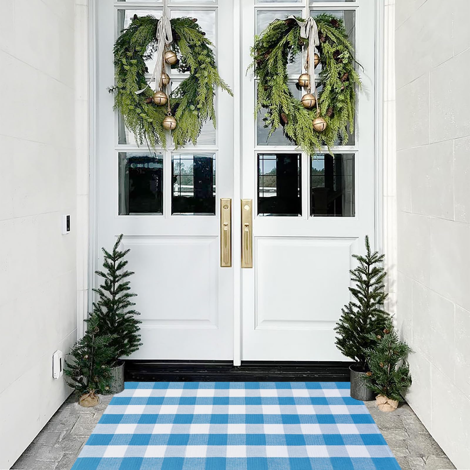 Fallovea plaid door mat adds charm to entryways while withstanding daily outdoor wear.