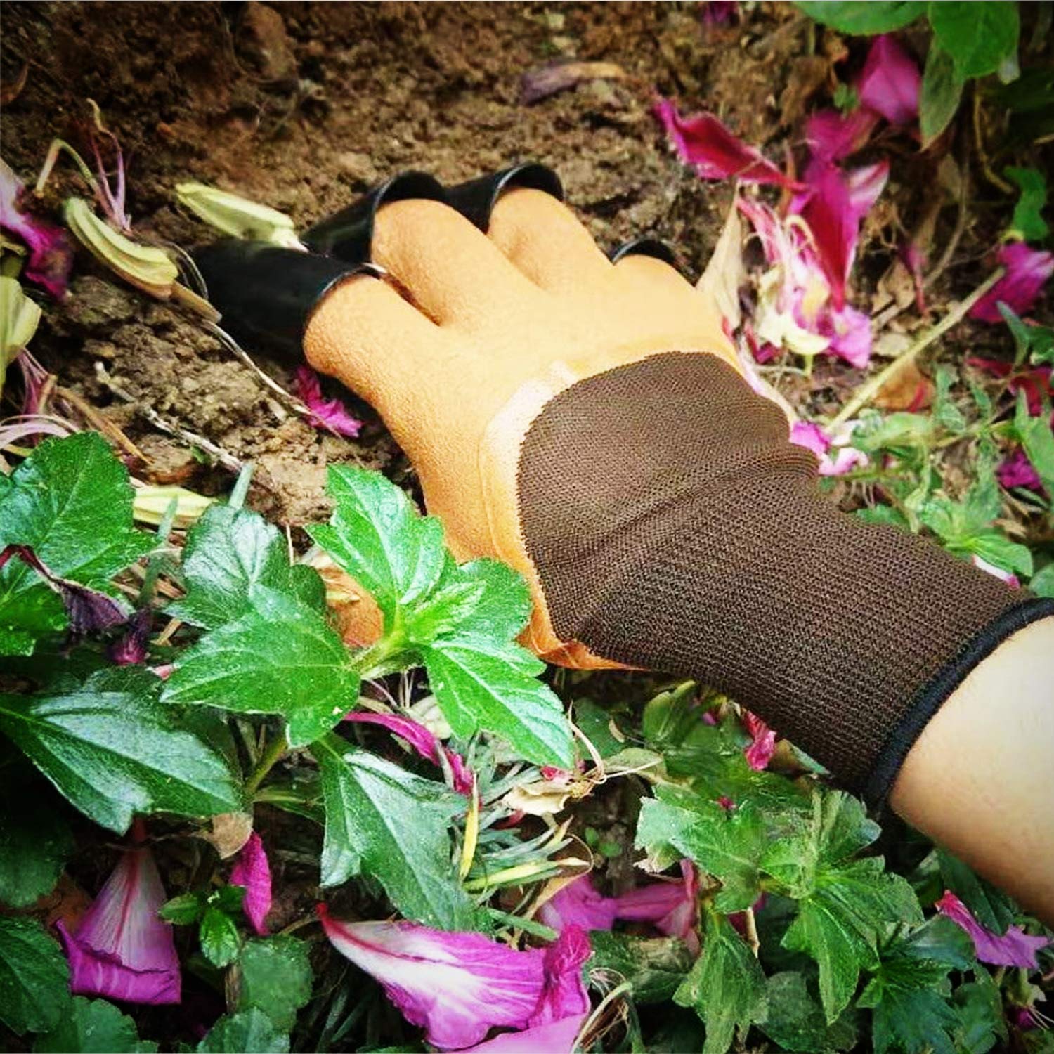 Famoy Claw Gloves reinforced claws protect fingers from thorns during gardening.