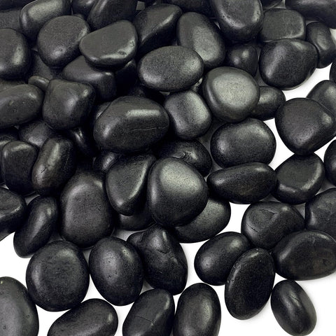 FANTIAN 5 lbs black pebbles in a planter, enhancing soil appearance and drainage.