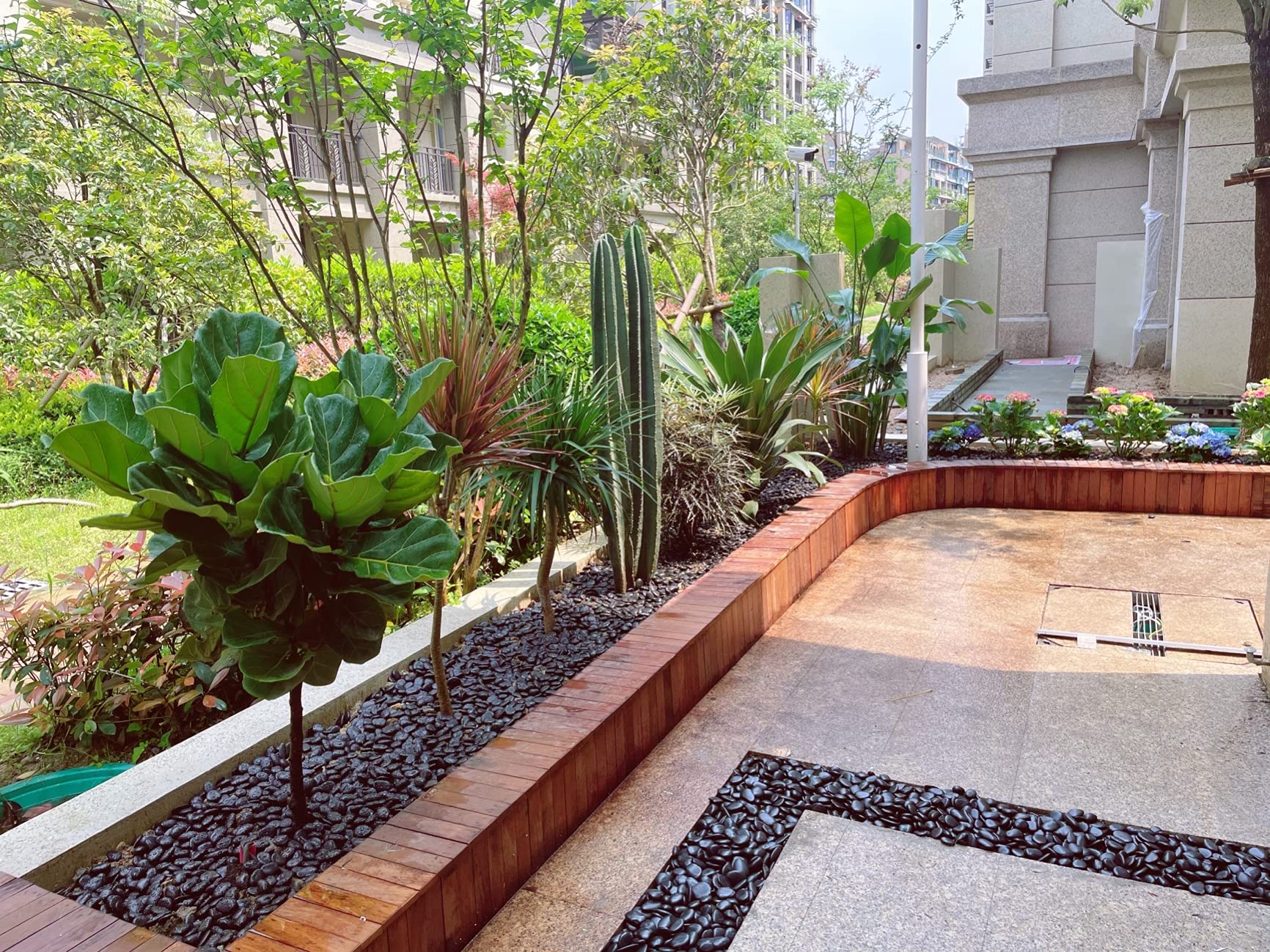 FANTIAN natural stones vary in shade, adding organic texture to arrangements