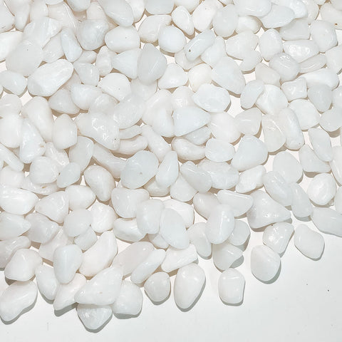 FANTIAN white pebbles 3-8 inch pack for plant pots enhances soil presentation.