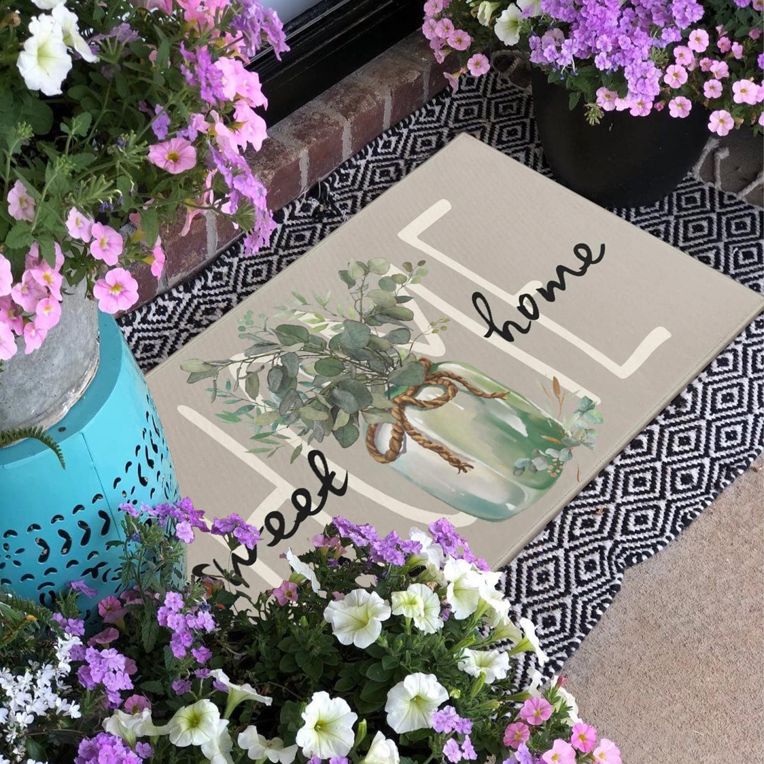 Faptoena weather-resistant mat for year-round indoor or outdoor use.