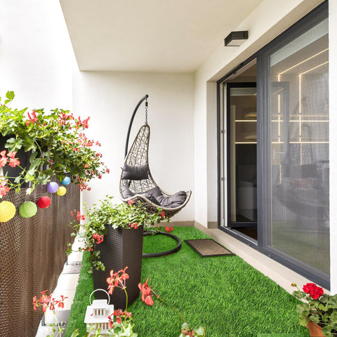 Fasmov artificial grass rug in sunlit corner creating cozy ambience
