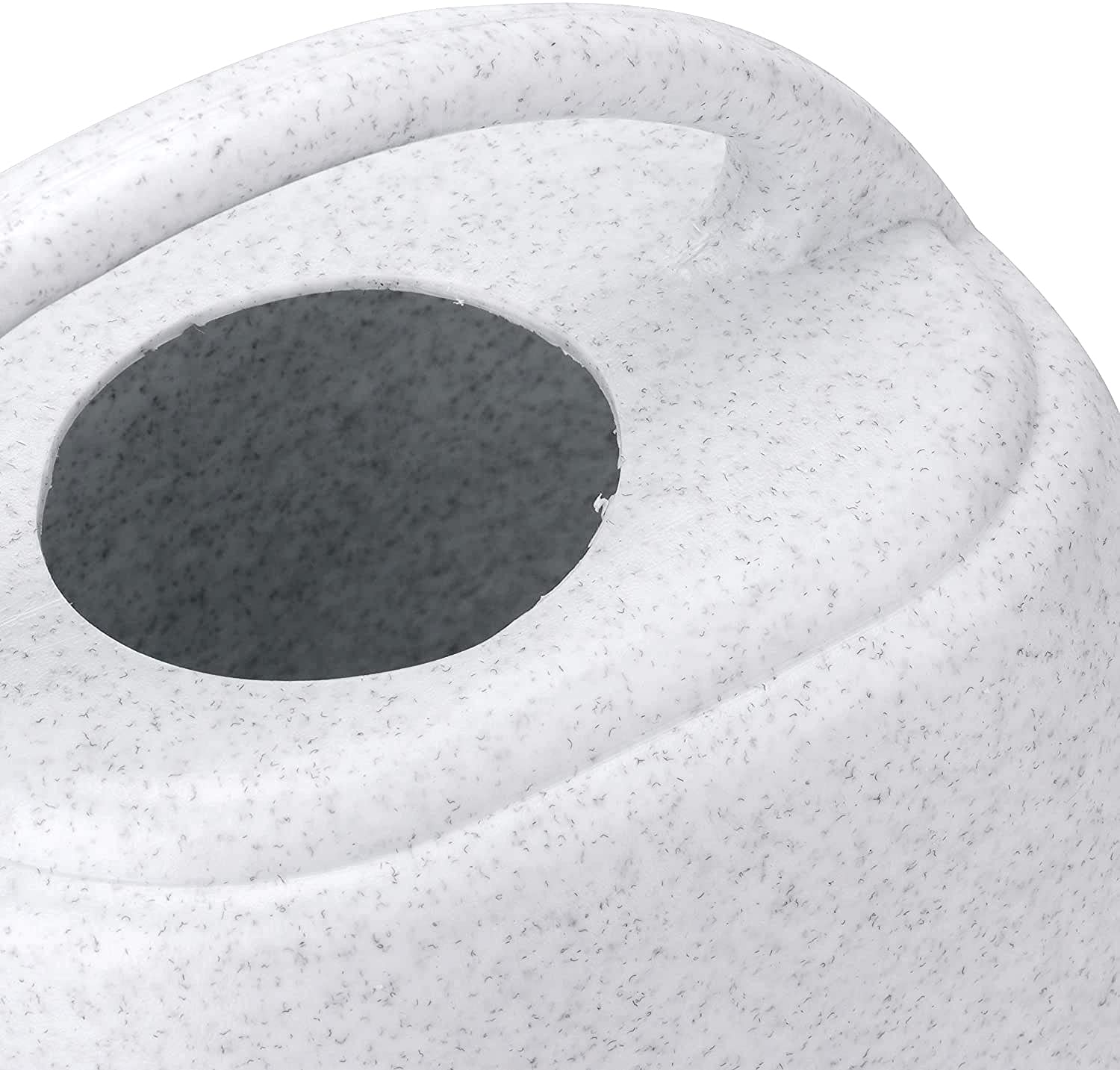 Fasmov large-capacity can reduces refills during garden chores