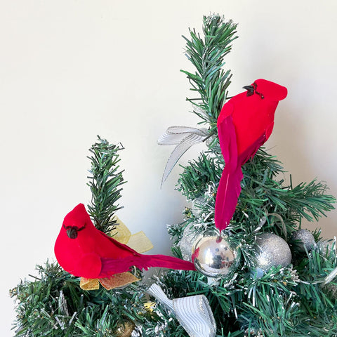 FBIRDY white feather bird blends with snow decor and elegant tablescapes.