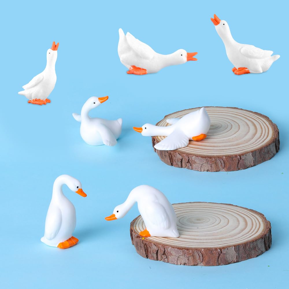 FCKLVMC goose mini figurine used as a cake topper for celebrations