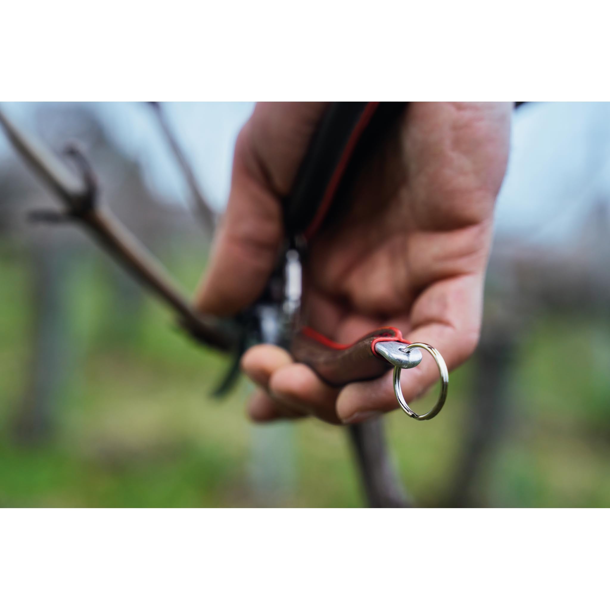 FELCO 6 Elite ergonomic grip during extended pruning tasks