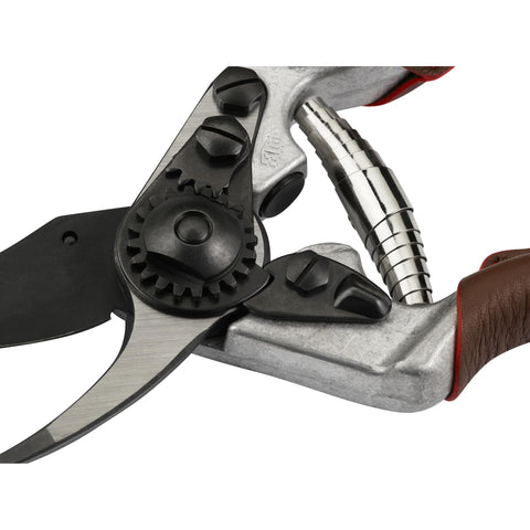 FELCO 6 Elite leather-wrapped handle for comfortable grip